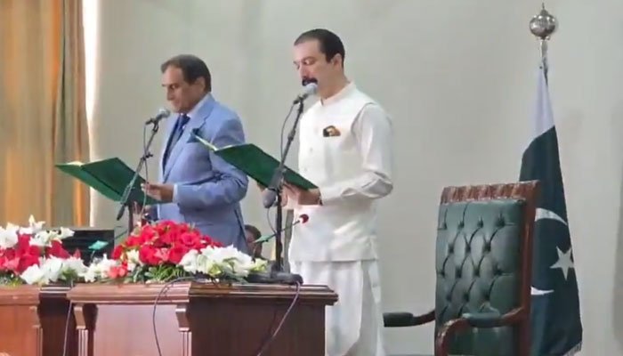 آزاد کشمیر کے نومنتخب وزیراعظم فیصل راٹھور نے عہدے کا حلف اٹھا لیا