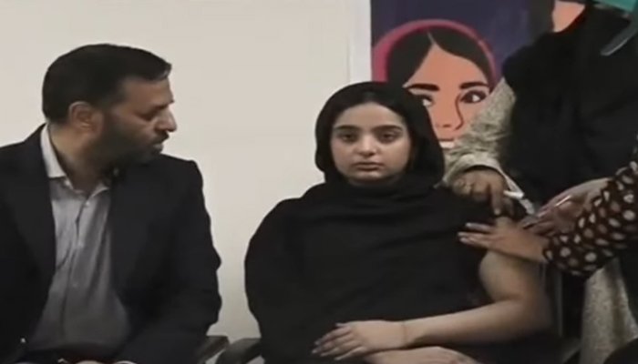 مصطفیٰ کمال نے اپنی صاحبزادی کو سروائیکل کینسر کی ویکسین لگوادی