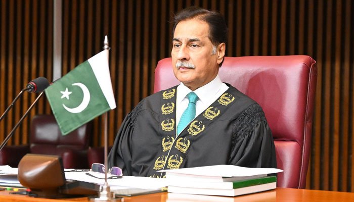 قومی اسمبلی: حکومت اپوزیشن میں تناؤ بڑھ گیا، اسپیکر کو زبردستی کرسی سے اتارنے پر غور