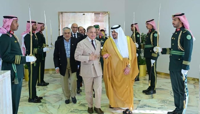 وزیراعظم شہباز شریف دورہ سعودی عرب مکمل کرکے لندن روانہ