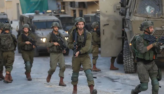 اسرائیلی فوج نے مغربی کنارے میں 2 بچے شہید کردیے، غزہ میں اجتماعی قبر سے 51 لاشیں برآمد