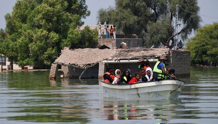 سیلابی ریلا دادو میں تباہی مچانےکے بعد لاڑکانہ سیہون بچاؤ بند سے ٹکراگیا، دیہات و سڑکیں زیرِ آب