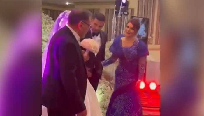 سینئر ایرانی عہدیدار کی بیٹی کی شادی، دلہن کی مغربی عروسی لباس زیب تن کیے ویڈیو سامنے آنے پر تنازع کھڑا ہوگیا