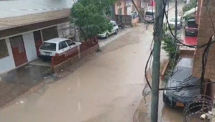 کراچی میں صبح سویرے بارش، موسم خوشگوار ہوگیا