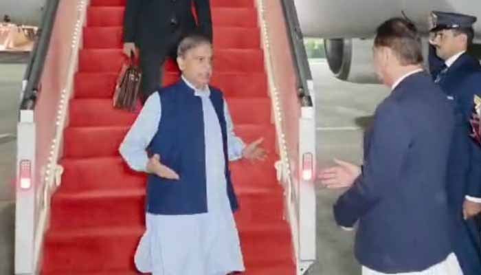 وزیراعظم بیرون ممالک کے 2 ہفتے کے طویل دورے کے بعد وطن واپس پہنچ گئے