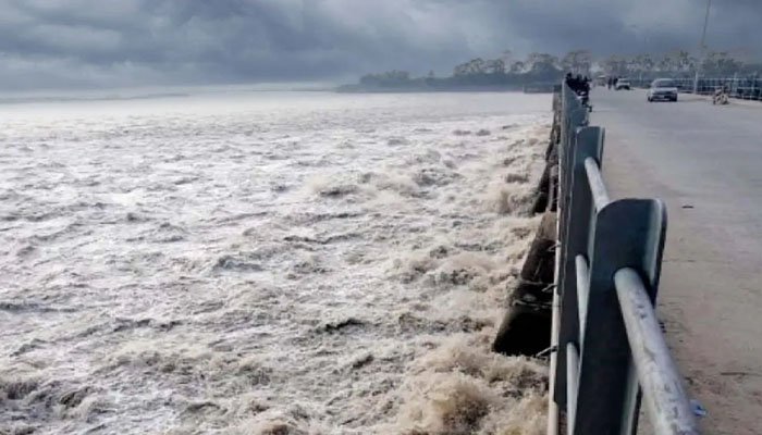 دریائے چناب میں ہیڈ خانکی اور قادر آباد پر پانی کے بہاؤ میں کمی، صورتحال اب بھی خطرناک