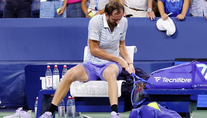 یو ایس اوپن کے پہلے راؤنڈ میں شکست پر روسی کھلاڑی آپے سے باہر،غصے میں اپنا ریکٹ توڑ دیا