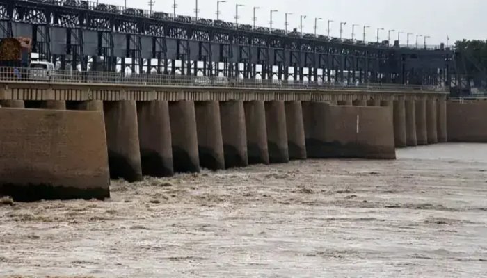 سندھ میں سیلابی ریلے کی آمد،کشمور سے نقل مکانی جاری، دادو کے مکینوں کا علاقہ خالی کرنے سے انکار