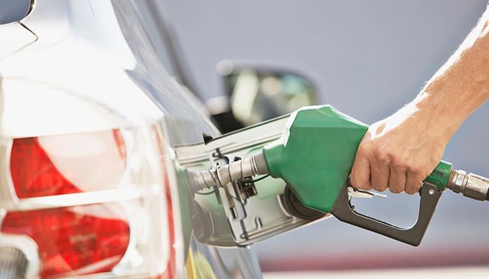 پاکستان میں پیٹرولیم مصنوعات کی قیمتوں میں اضافہ، امارات میں نمایاں کمی ریکارڈ