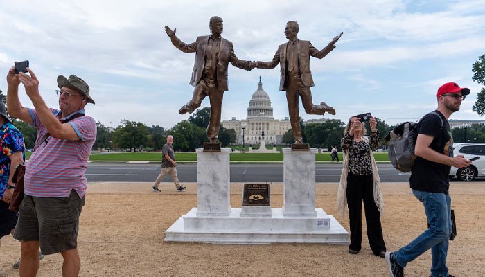 واشنگٹن میں صدر ٹرمپ اور جیفری ایپسٹین کا متنازع مجسمہ ہٹا دیا گیا