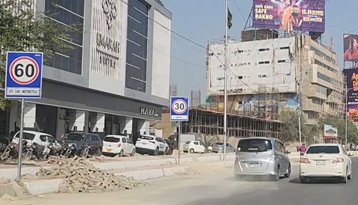 کراچی: شارع فیصل پر گاڑیوں کی حد رفتار مقرر، سائن بورڈ لگا دیے گئے