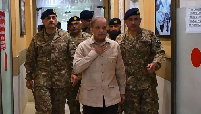 وزیراعظم اور فیلڈ مارشل سیلاب زدہ علاقوں کا دورہ کرنے پہنچ گئے