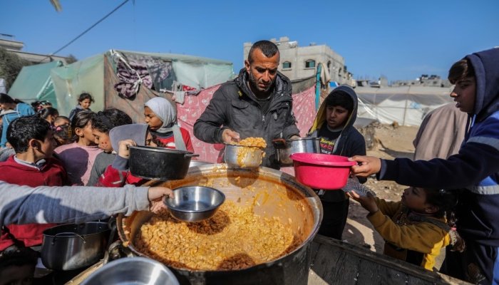 غزہ: امدادی سامان کی ترسیل میں اسرائیلی رکاوٹیں، سیز فائر کے 2 ہفتے بعد بھی بھوک و پیاس برقرار