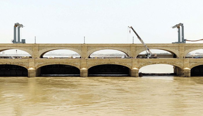 سکھر بیراج پر اونچے درجےکا سیلاب، روہڑی میں ڈی ایس پی آفس زیرِ آب، کئی دیہاتوں میں پانی داخل