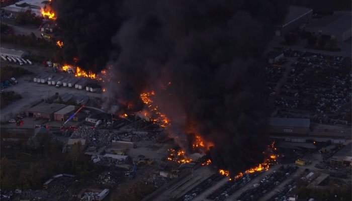 امریکی ریاست کینٹکی میں کارگو طیارہ گر کر تباہ، 3 افراد ہلاک، متعدد عمارتوں میں آگ بھڑک اٹھی