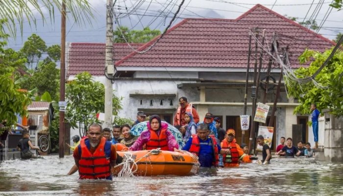 انڈونیشیا: طوفانی بارشوں کے بعد سیلاب اور لینڈ سلائیڈنگ سے 84 افراد ہلاک، 65 لاپتا