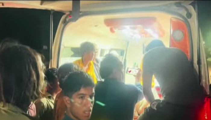 شکارپور میں تیز رفتار ٹرک نے سڑک کنارے سوئے افراد کو روند ڈالا، 7 افراد جاں بحق